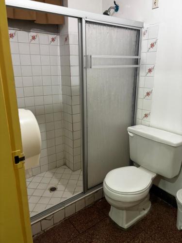 a bathroom with a toilet and a shower at Hotel Los Andes Inn in Guayaquil