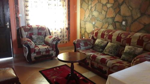 uma sala de estar com duas cadeiras e uma mesa em Marlin Guest Resort em Nakuru