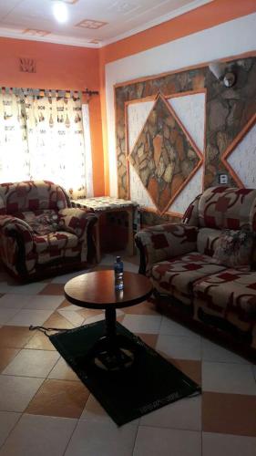 salon z kanapami i stołem w obiekcie Marlin Guest Resort w mieście Nakuru