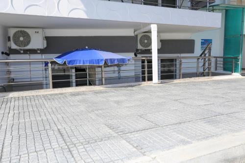a blue umbrella sitting on the side of a building at Billis Cologne Apartment in Flogita
