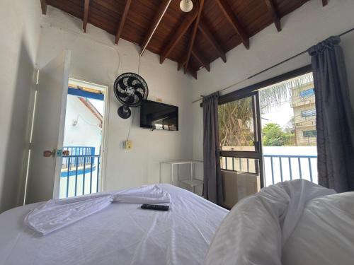 ein Schlafzimmer mit einem Bett und einem großen Fenster in der Unterkunft Hotel Astoria in Melgar