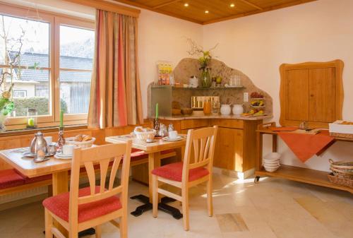 a dining room with a table and chairs and a window at Frühstückspension Haus Mayr in Hinterstoder