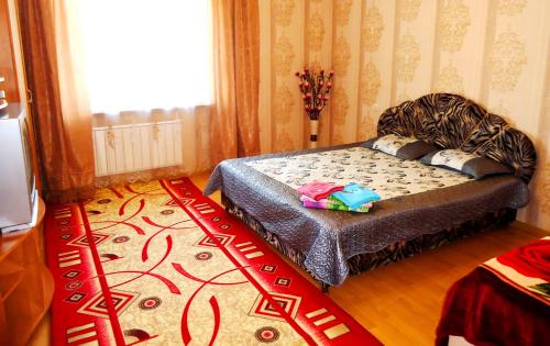 チタにあるApartment TwoPillows on Krasnoarmeyskaya 7 flの赤いカーペットフロアのベッドルーム1室(ベッド1台付)