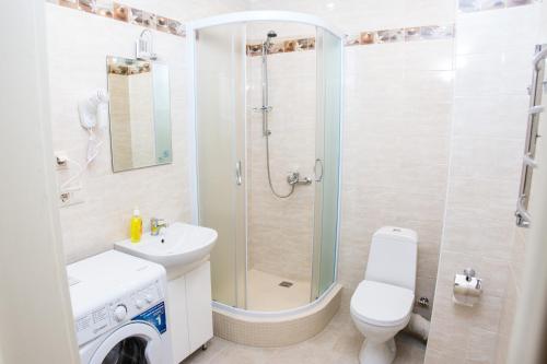 La salle de bains est pourvue d'une douche, de toilettes et d'un lavabo. dans l'établissement Apartments Chudo, à Estosadok