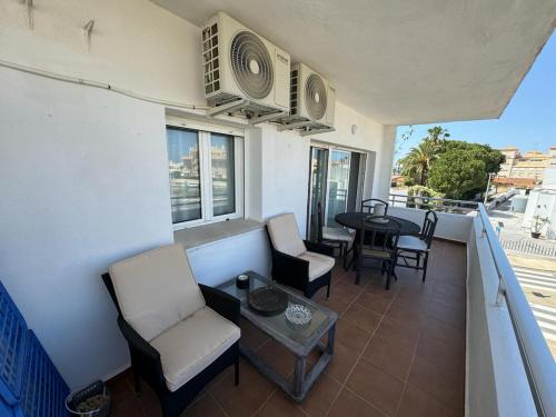 A 350 m de la playa Les Molins 2 dormitorios y salón-comedor con AC 2 baños 1 completo y 1 de servicio 2º piso sin ascensor