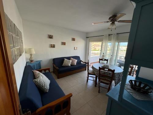 A 350 m de la playa Les Molins 2 dormitorios y salón-comedor con AC 2 baños 1 completo y 1 de servicio 2º piso sin ascensor