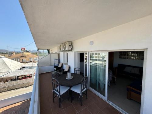 A 350 m de la playa Les Molins 2 dormitorios y salón-comedor con AC 2 baños 1 completo y 1 de servicio 2º piso sin ascensor