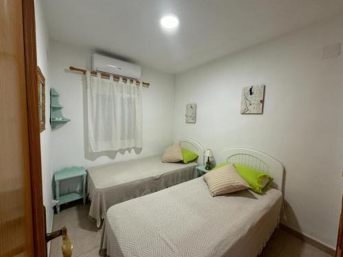A 350 m de la playa Les Molins 2 dormitorios y salón-comedor con AC 2 baños 1 completo y 1 de servicio 2º piso sin ascensor