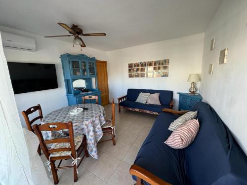 A 350 m de la playa Les Molins 2 dormitorios y salón-comedor con AC 2 baños 1 completo y 1 de servicio 2º piso sin ascensor