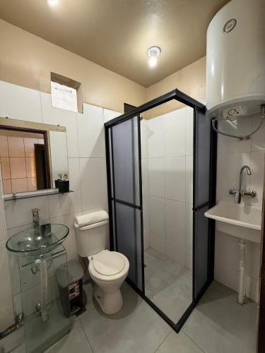 a bathroom with a toilet and a sink at LOFT Centrico in Ciudad del Este