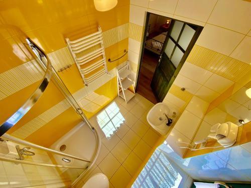 an overhead view of a bathroom with a shower at Młyn Wielisław Agroturystyka i Restauracja in Sędziszowa