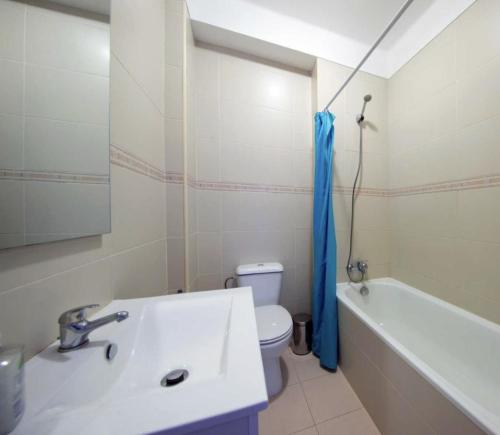 a bathroom with a sink and a toilet and a tub at Casa Gaia in Serpins