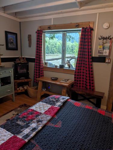 a bedroom with a bed and a window with curtains at Magnolia Cottage Bigfoot Hideaway in Hope
