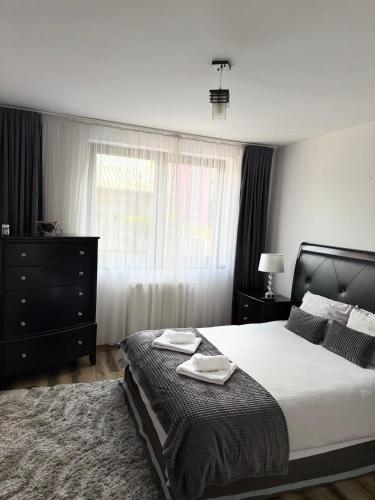 a bedroom with a bed with two plates on it at Laura Apartament in Târgu-Mureş