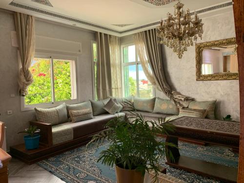 a living room with a couch and a mirror at Appartement familiale 3 chambres proche de mer in Tangier