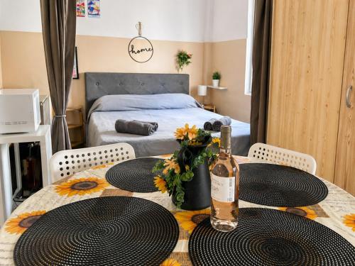 Studio lumineux avec balcon à proximité de la mer