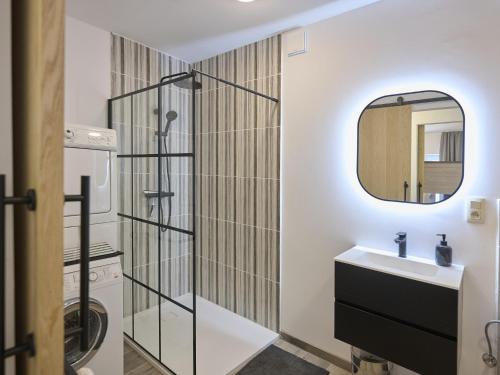 a bathroom with a sink and a shower at Jantjes Tuin in Mall