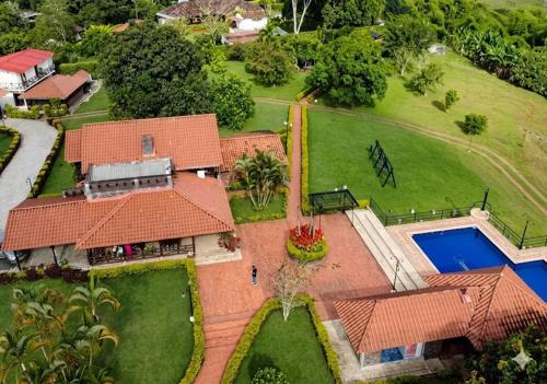 an aerial view of a house with a yard at Chalet La Estancia - Parque del Café in Montenegro