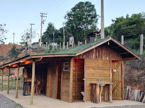 a small wooden building with a sink in it at Parque Parapirá Camping in Socorro
