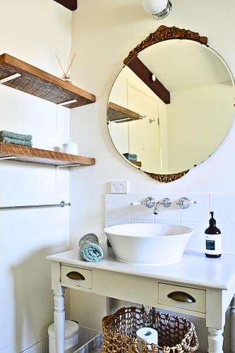 a bathroom with a sink and a mirror at UzuriBarossa in Altona
