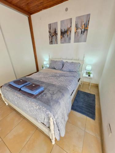 a bedroom with a large bed in a room at Rincón Esmeralda in Mercedes
