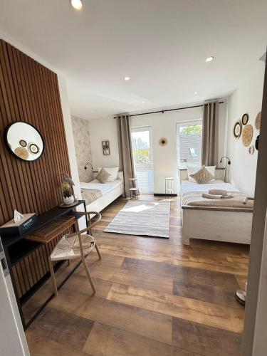 a living room with two beds and a desk at Große Wohnung & Apartment Sauna & 4 Badezimmer Netflix in Petershagen