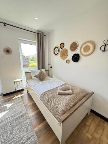 a bedroom with a bed with a wall with a window at Große Wohnung & Apartment Sauna & 4 Badezimmer Netflix in Petershagen