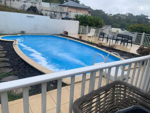 ein großer blauer Swimmingpool auf einem Balkon in der Unterkunft Lechampfleury in Garnier