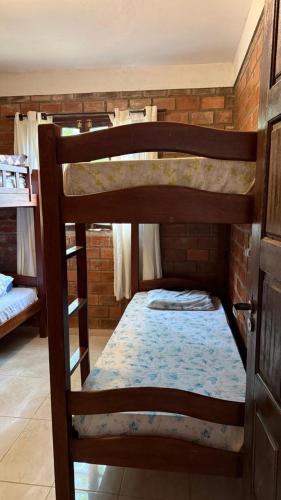 a room with two bunk beds in a room at Casa no centro de Serra Negra in Bezerros