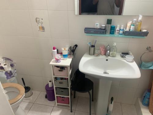 ein Badezimmer mit Waschbecken und Toilette in der Unterkunft Lechampfleury in Garnier