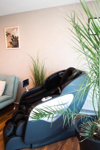 a living room with a black and blue inflatable at Modernes Haus nahe See mit Garten & Terrasse in Velm