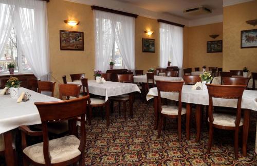 Reštaurácia alebo iné gastronomické zariadenie v ubytovaní Hotel Plock
