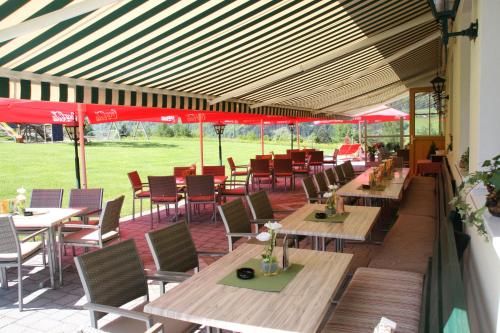 Un restaurante o sitio para comer en Landgasthof Hotel Zehenthof