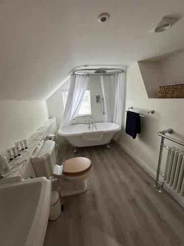 a bathroom with a tub and a toilet and a sink at No2 Back Lane in Thrussington