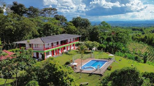 an aerial view of a house with a swimming pool at Finca Hotel Resplandor Quindiano in Montenegro