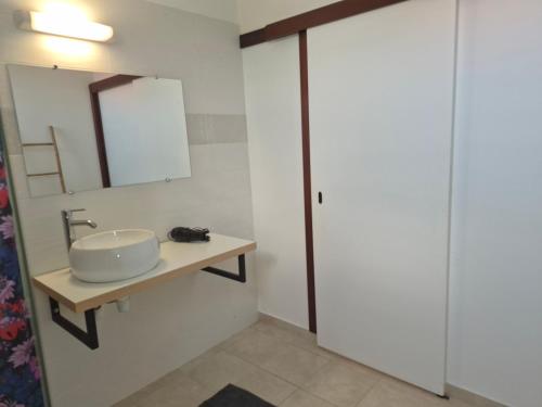 a bathroom with a sink and a mirror at Bella - Destination Guyane in Rémire-Camp