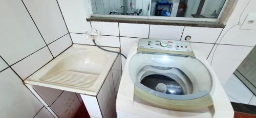 a small bathroom with a washing machine in it at Casa 3 quartos - mês com ofertas in Campo Grande