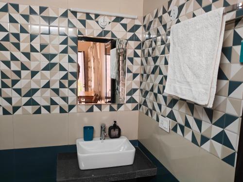 a bathroom with a sink and a mirror at Ekatma Stays - Farm & Homestay, Kakrighat in Shitlakhet