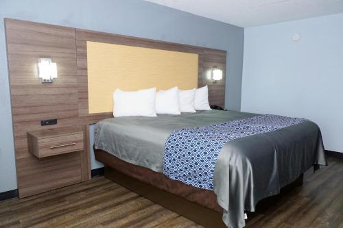 a bed in a hotel room with a large bed at Legacy Inn - Gallatin in Gallatin