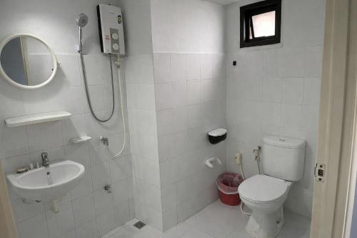 a white bathroom with a sink and a toilet at Chill Guest in Ban Khlong Khwang Klang