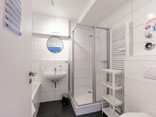 a bathroom with a shower and a sink at BudgetRoom 3 BR perfect for Teams in Castrop-Rauxel