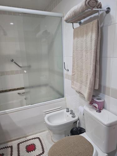 a bathroom with a toilet and a shower and a sink at Suíte com varanda Tropical Hotel in Manaus