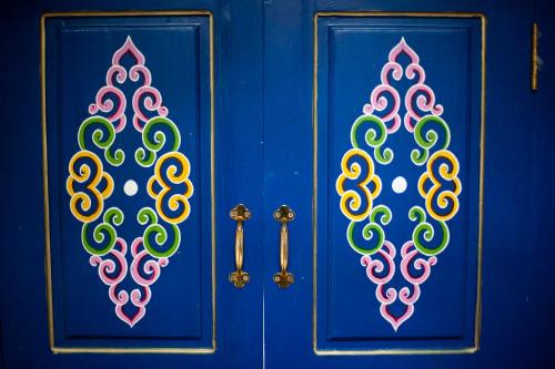 two doors with colorful swirls painted on them at STF Nyrups Naturhotell in Höör