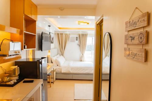 a small room with a bed and a kitchen at Bayview Haven Studio at Marina Spatial Condominium in Piapi