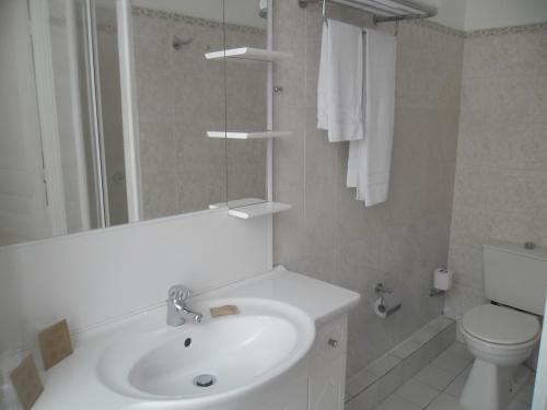 Ένα μπάνιο στο Villa Eden