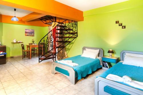 מיטה או מיטות בחדר ב-Haroula Apartments