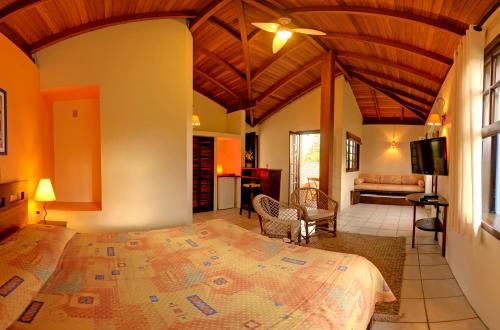 Hotel Pousada da Lagoa في غاروبابا: غرفة نوم بسرير كبير في غرفة