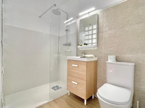 a bathroom with a shower and a toilet and a sink at Maison écologique avec piscine in La Puerta de Segura