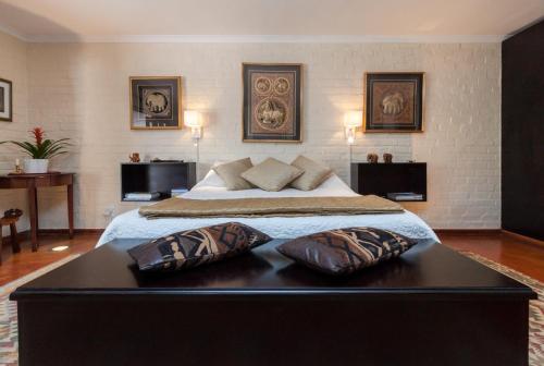 - une chambre avec un grand lit et 2 oreillers dans l'établissement The Garden View Suite, à Franschhoek