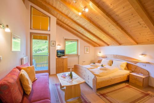 Tempat tidur dalam kamar di Residence Weisskugel Langtaufers Südtirol